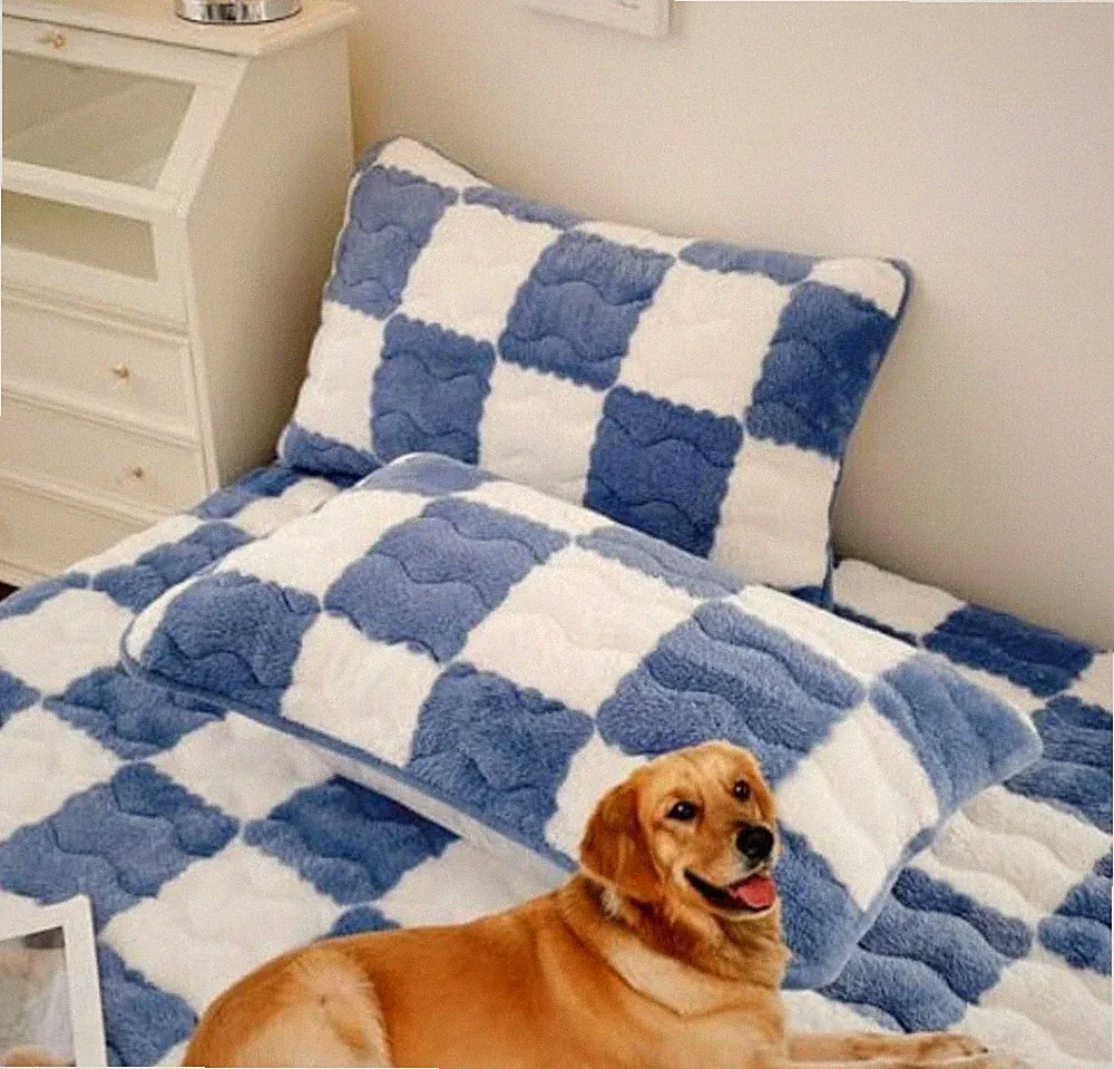 Milk Velvet Checkered Bedding Mattress Cover For Kids And Dormatory Bonus Throw